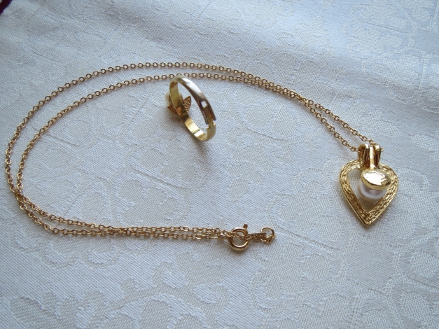 Kette mit Anhänger und Ring, neu