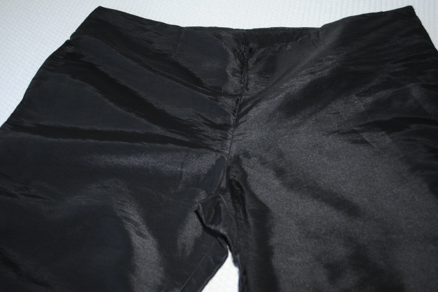 Hose schwarz Satin 34 36 mit  Stickerei in gold