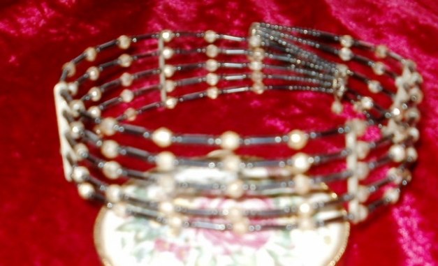Halsband mit Perlen