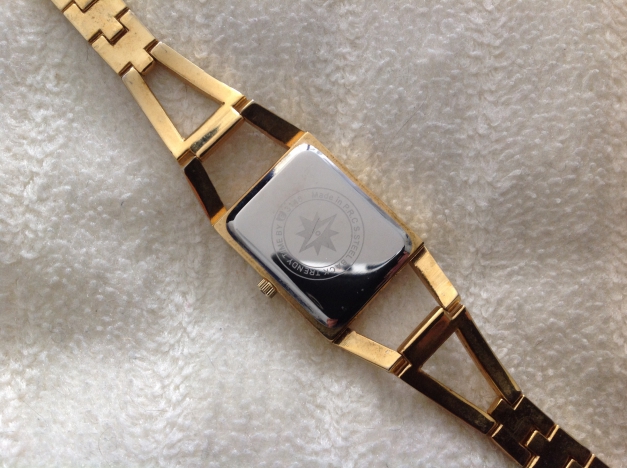 Goldene Uhr mit Glitzersteinchen