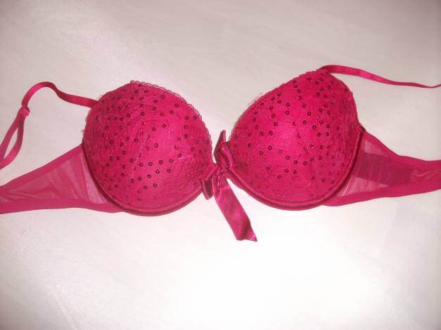 Roter BH mit Spitze und Pallietten