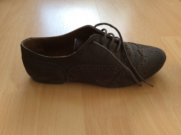 Schuh komplett aus Leder