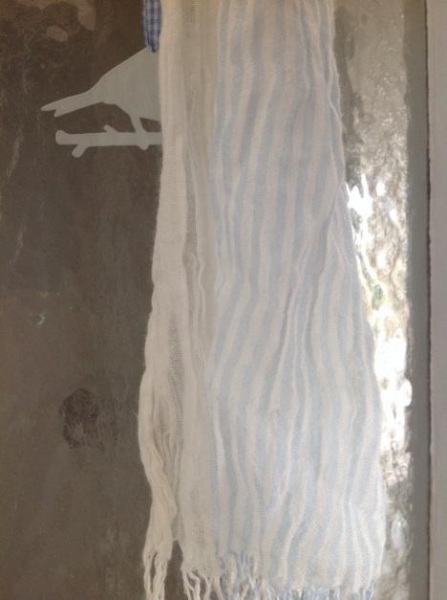 Tuch in Weiß und hellblau