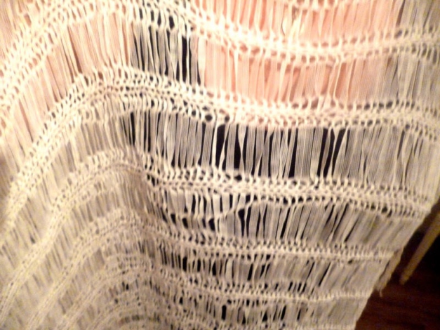 weißer luftiger Poncho mit Fransen