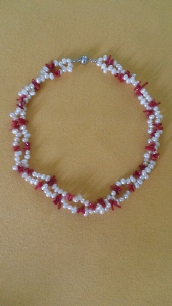 Schöne Perlenkette mit Korallen