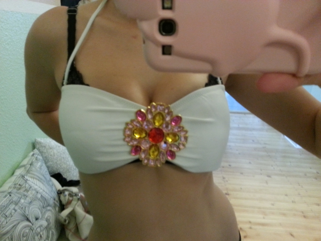 Bikini Oberteil mit Brosche