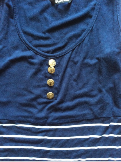 Blaues Top mit goldenen Knöpfen