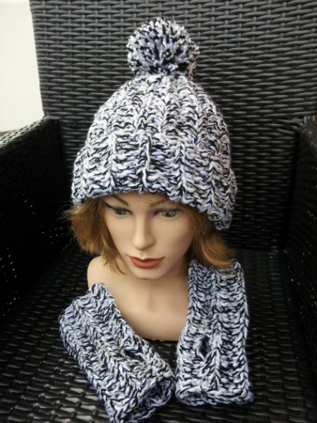 Wollmütze mit Bommel und Armstulpen