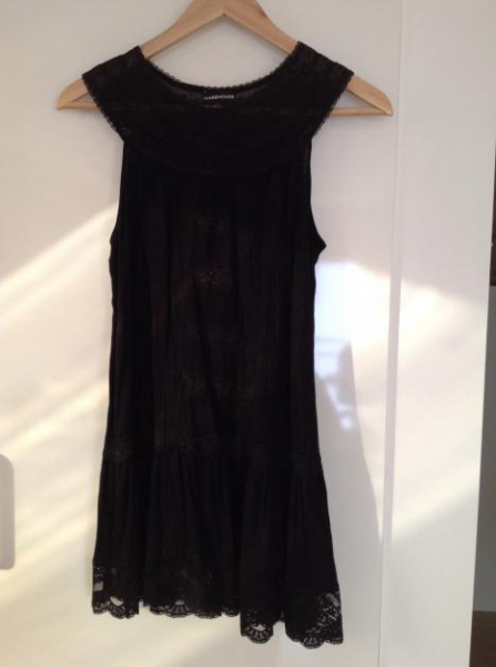 Wunderschönes Spitzenkleid in Schwarz von Warehouse