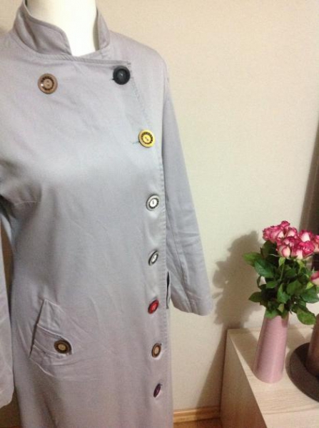 Langer Mantel mit bunten Knöpfen