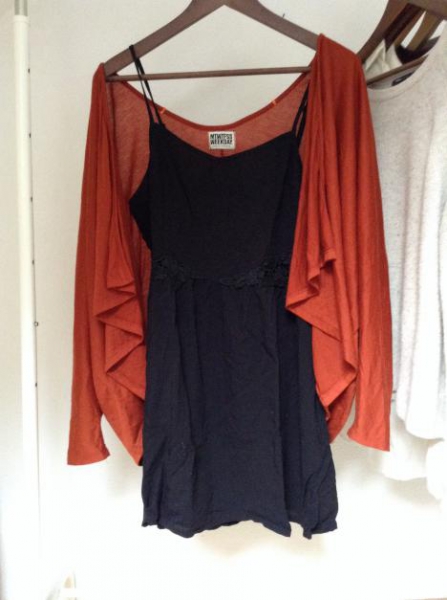 Locker leichter Cardigan von Weekday. Rost Rot.