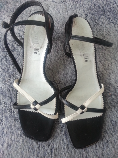 Schlichte hohe Sandalette