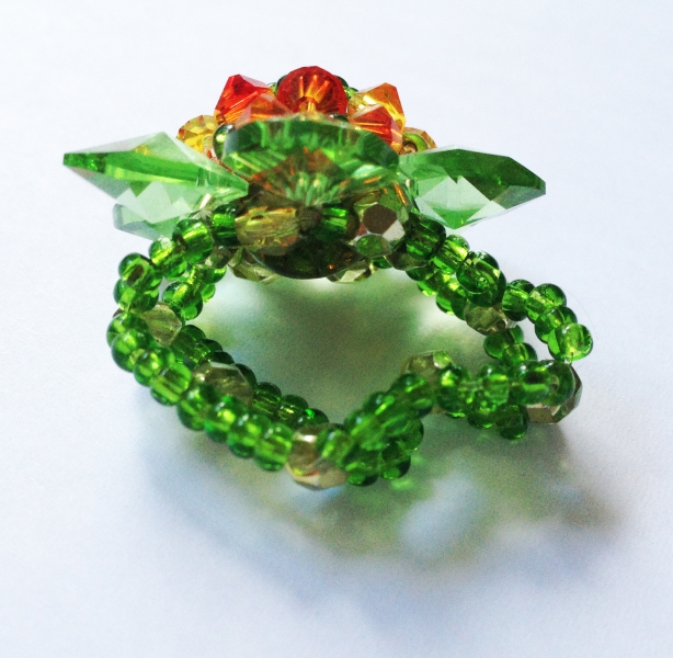 Wunderschöner Ring mit strahlender Kristallblüte NEU