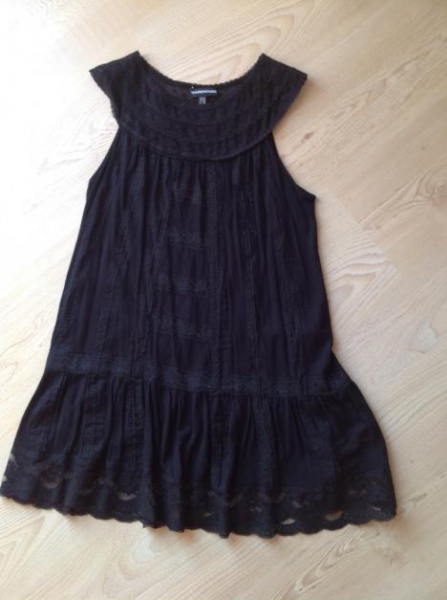 Wunderschönes Spitzenkleid in Schwarz von Warehouse