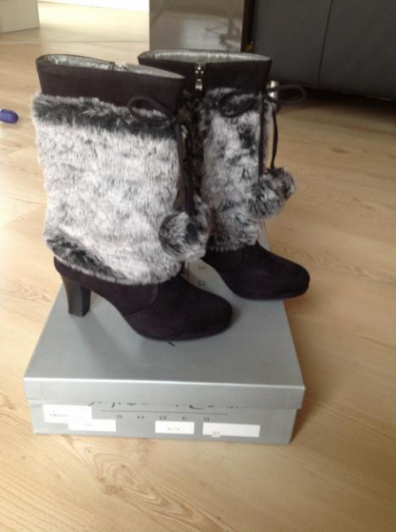 Schwarze Stiefel mit Kunstfell und Bommeln