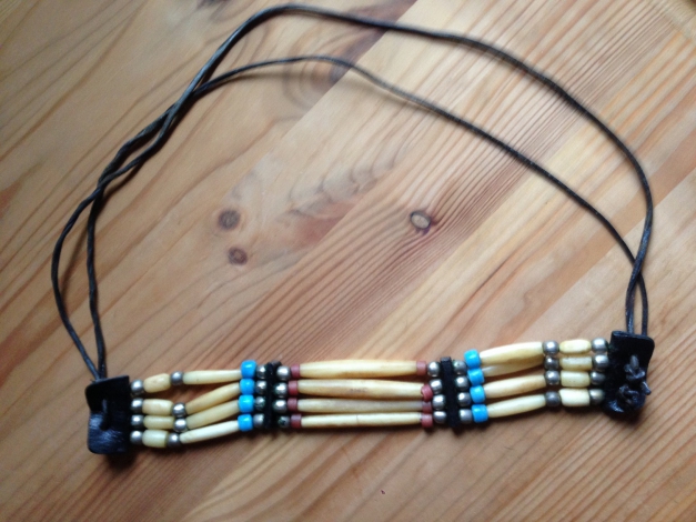 Indianer-Halsband: Original Choker mit Bone -Röhren, Holz & Perlen! Schönstes weltweites Original!
