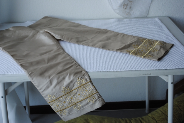 Zara Satin  Hose beige mit  gold Stickerei  34/ 36