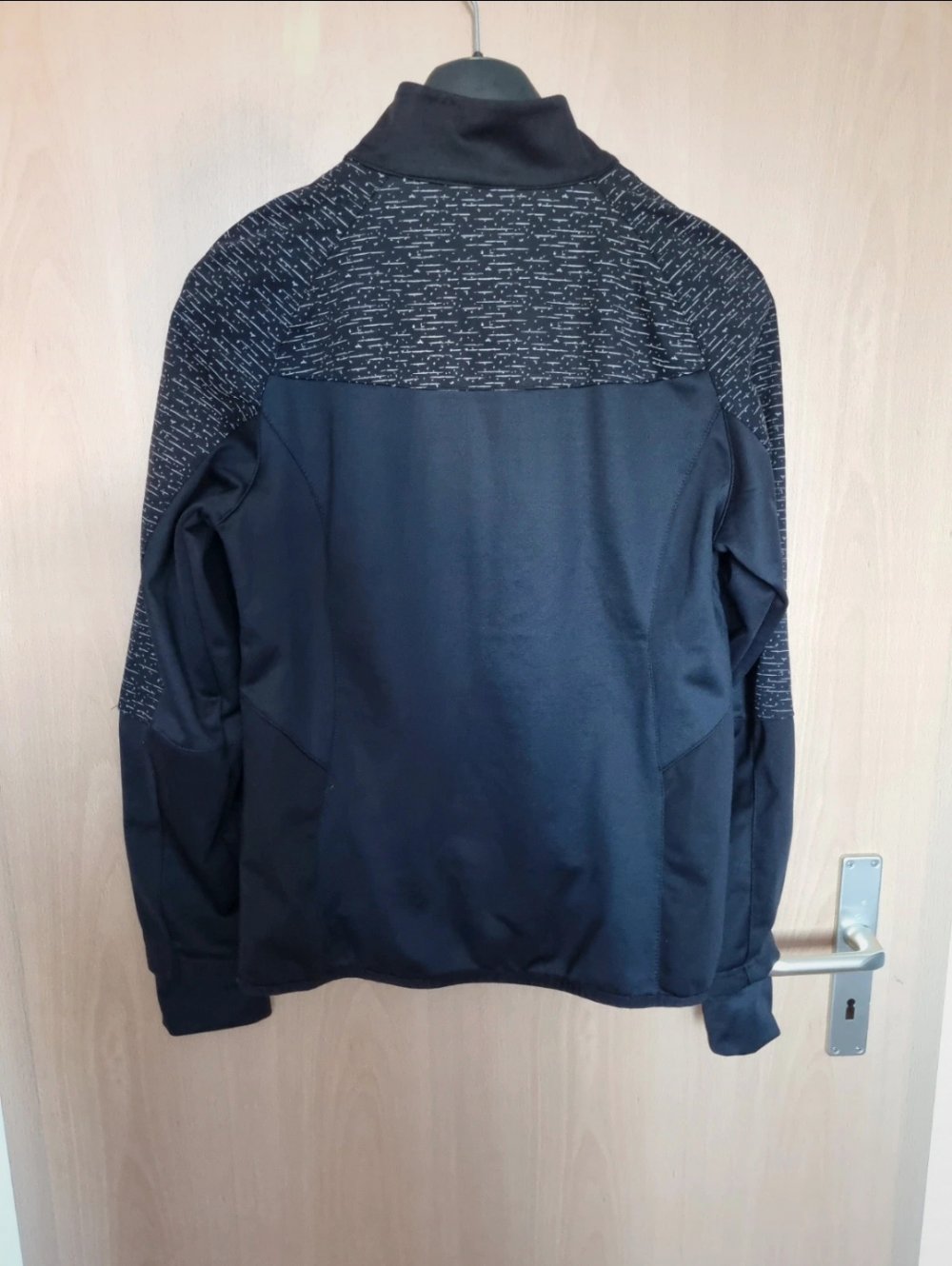 schwarze Jacke mit Softshell