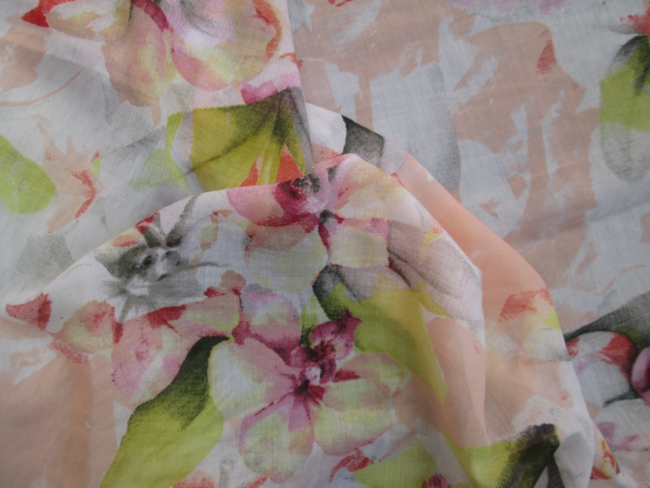 Tuch mit Blumenmuster