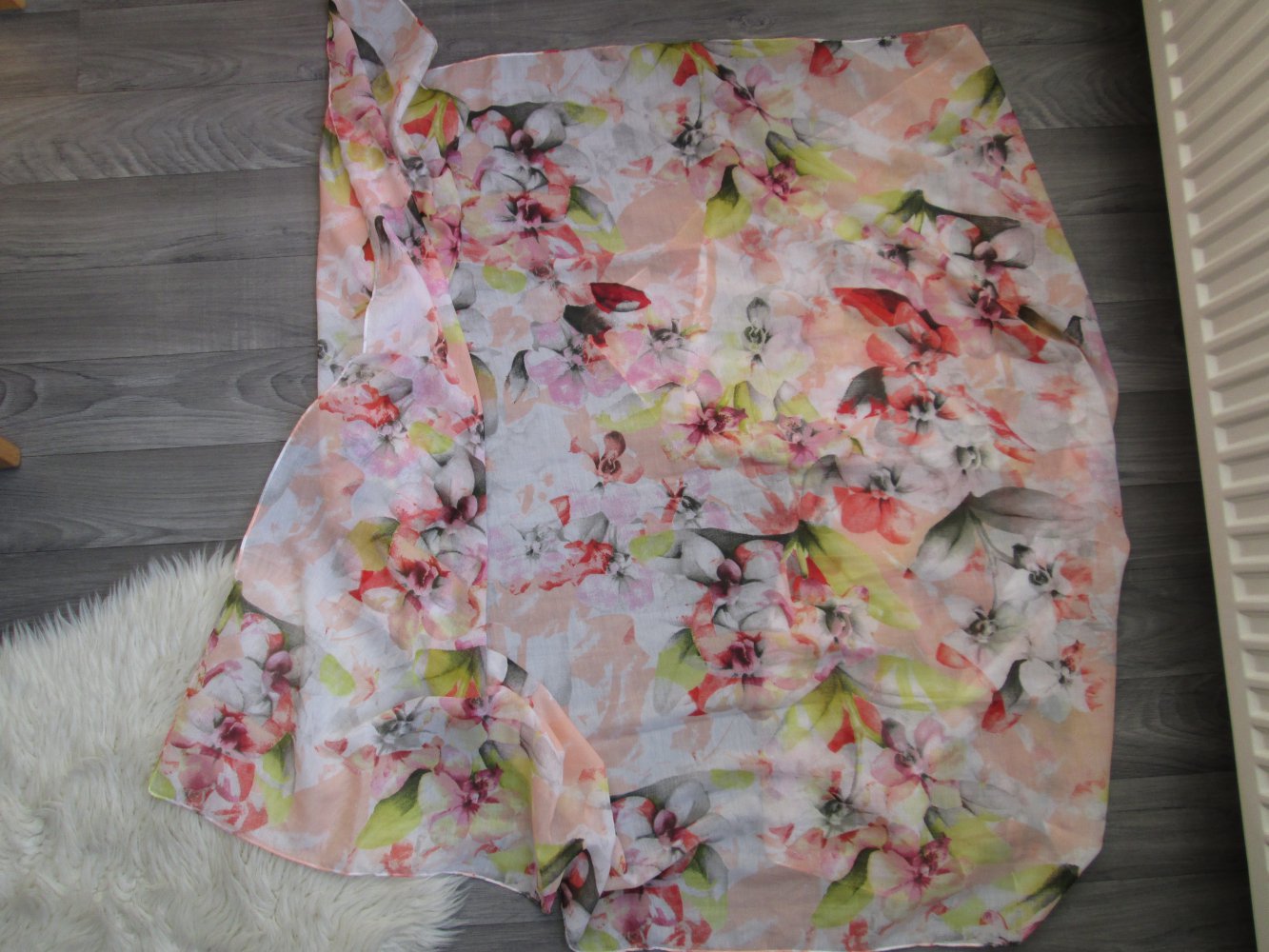 Tuch mit Blumenmuster