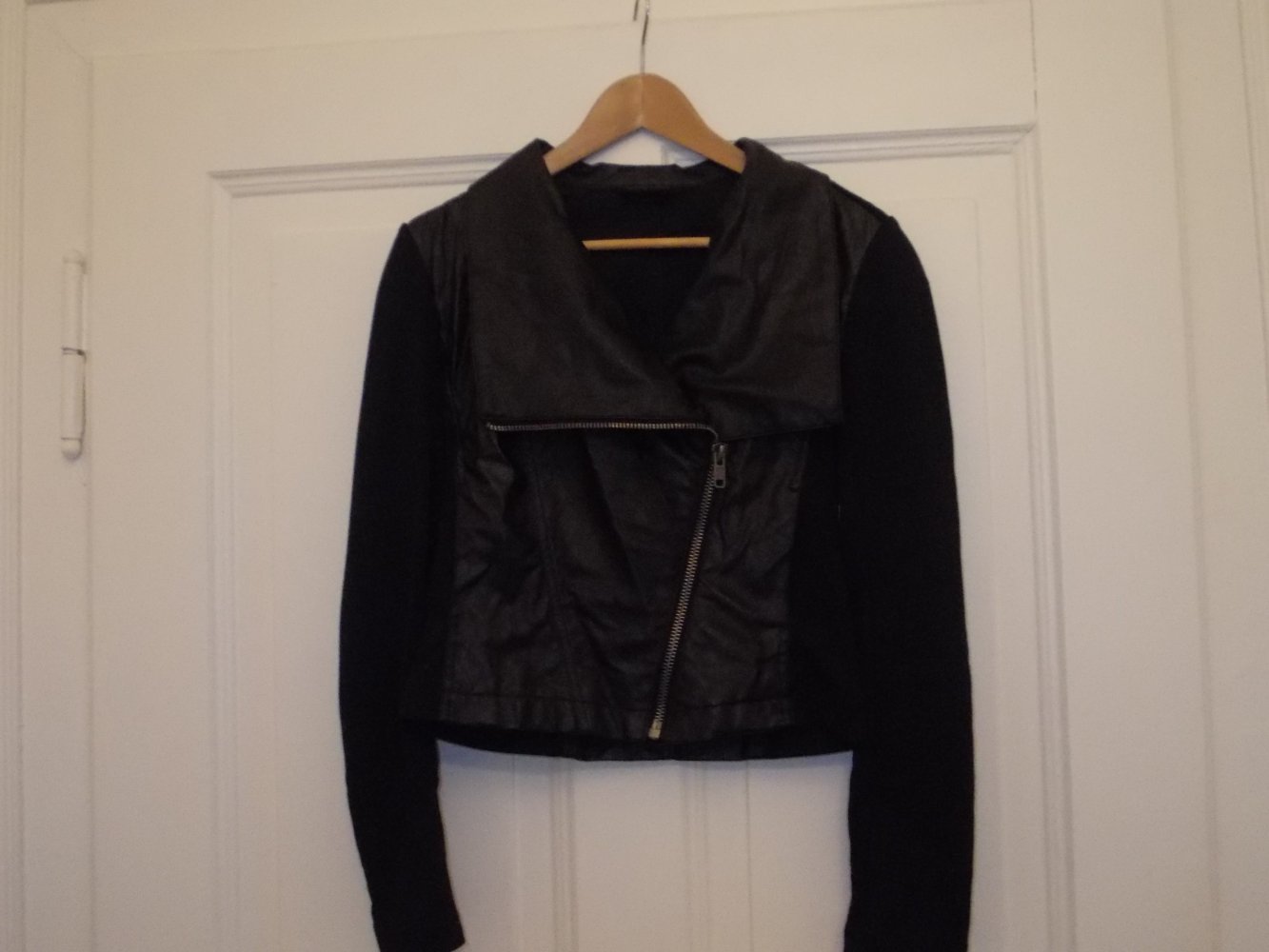 Schicke Lederjacke mit Stoffärmeln