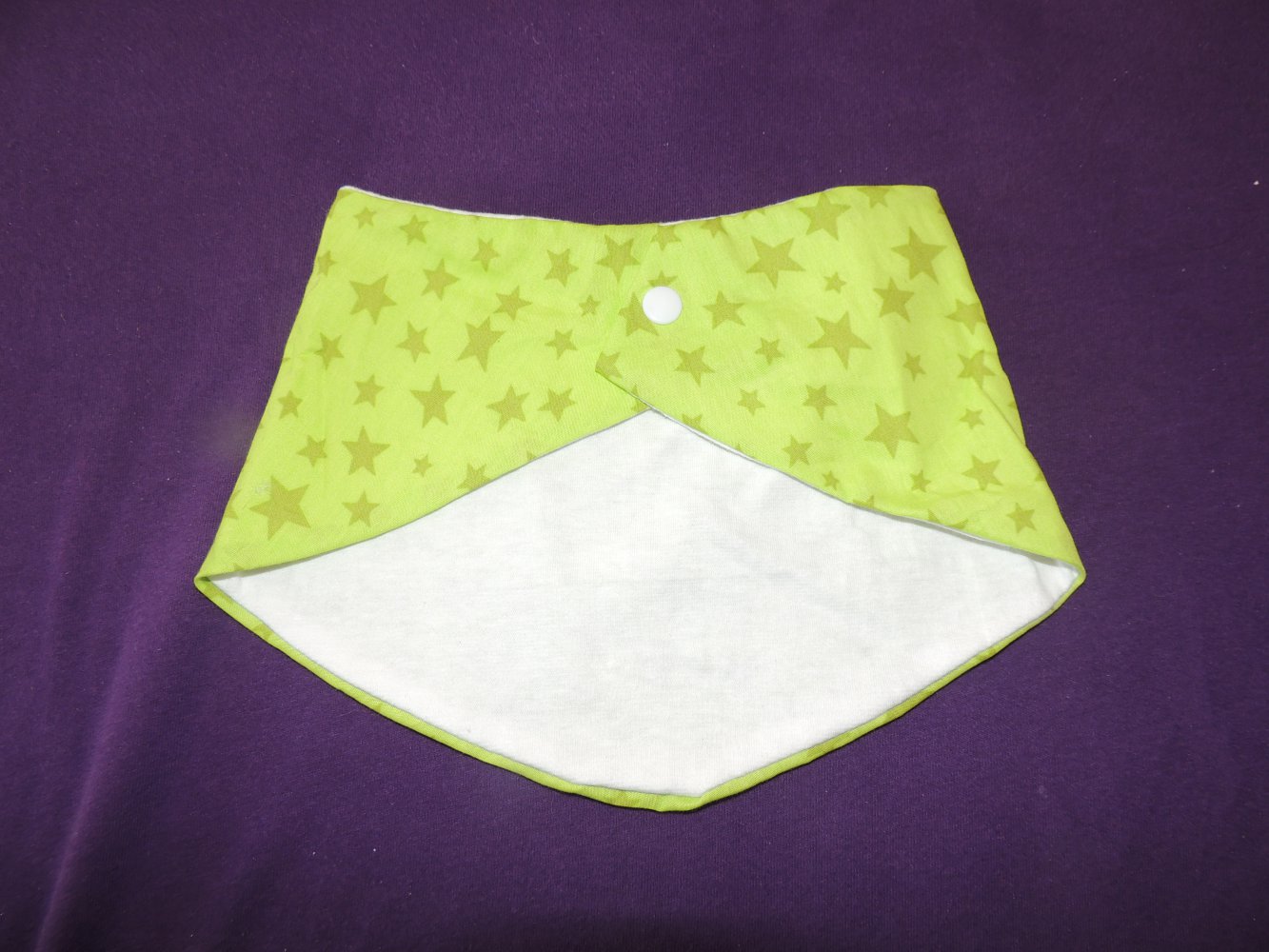 grünes Halstuch mit Sternen