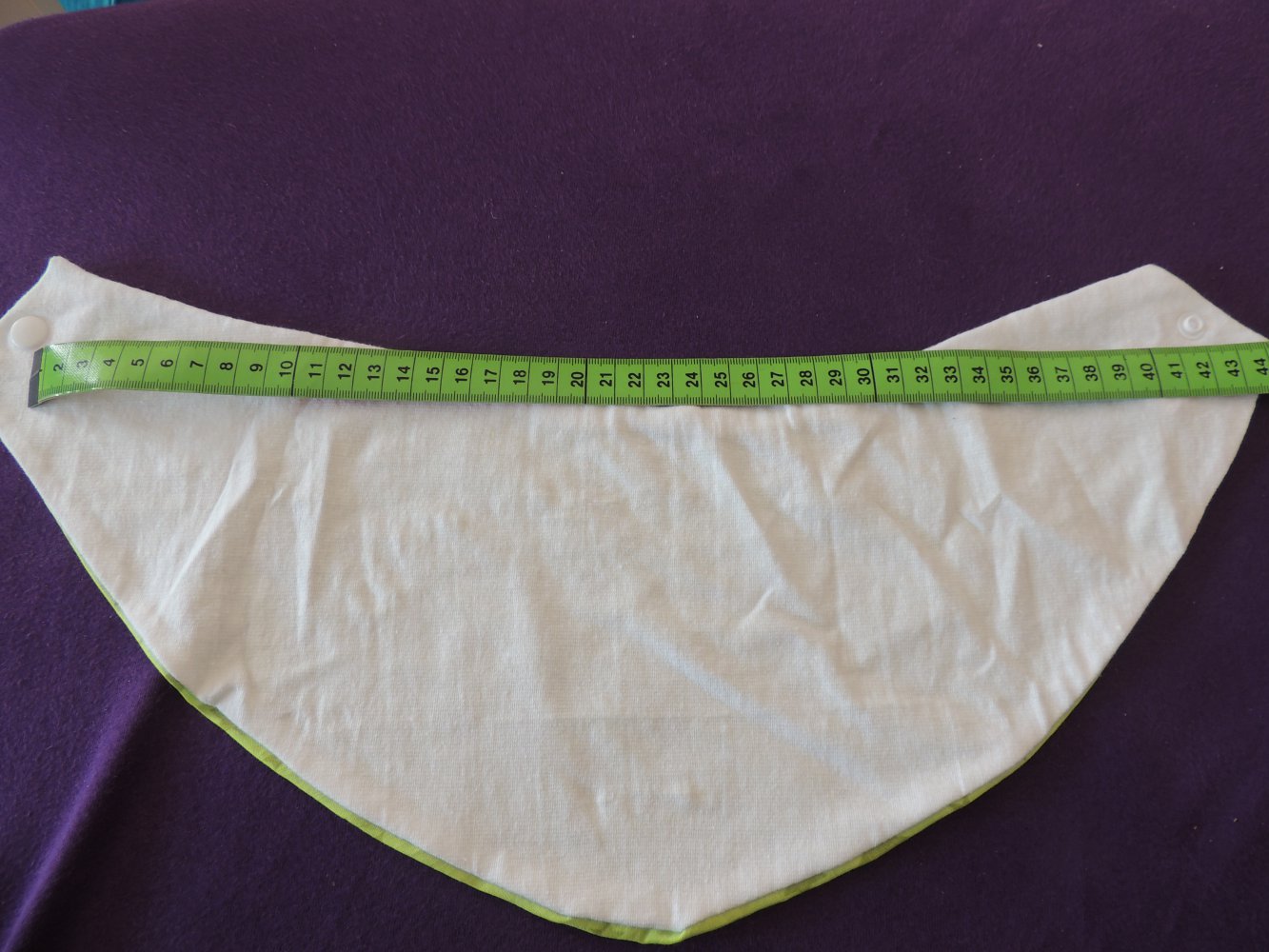 grünes Halstuch mit Sternen