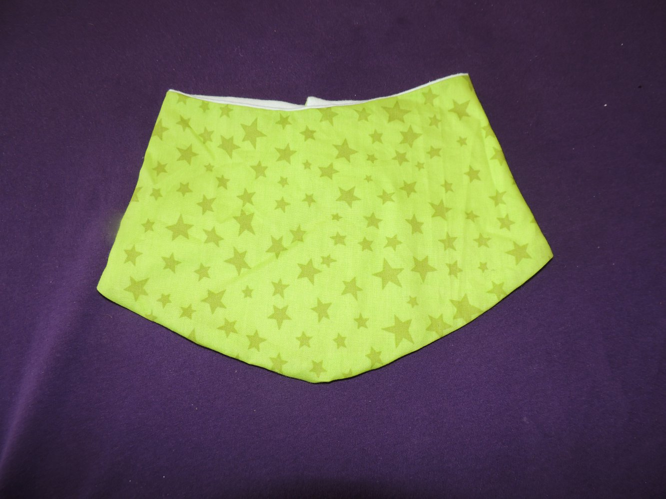 grünes Halstuch mit Sternen