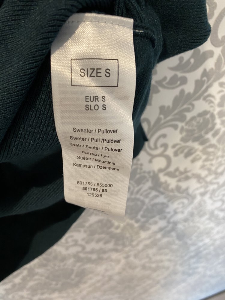 Dunkel grünes Oberteil