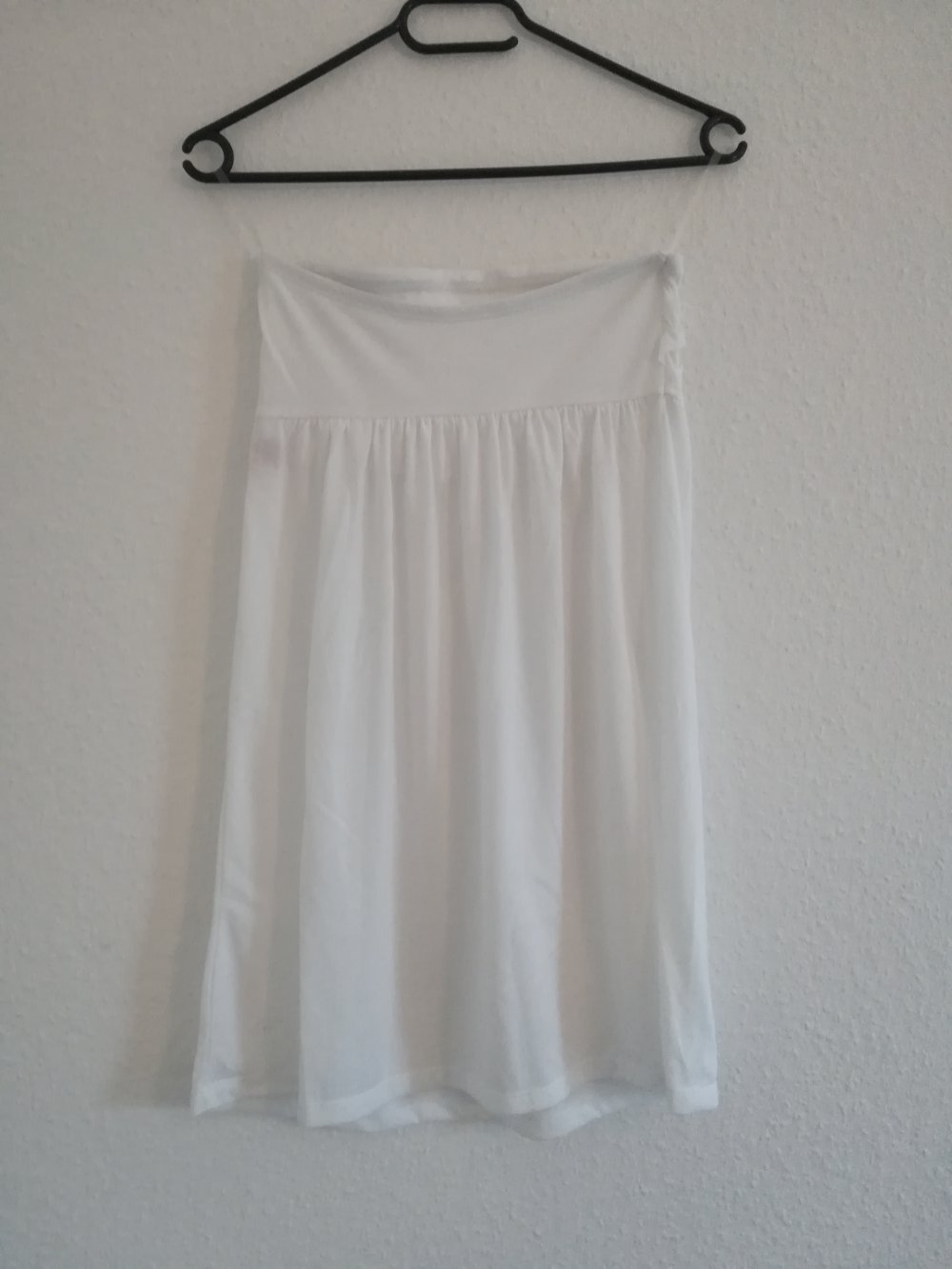 weißes Sommerkleid mit Rüschen, trägerlos