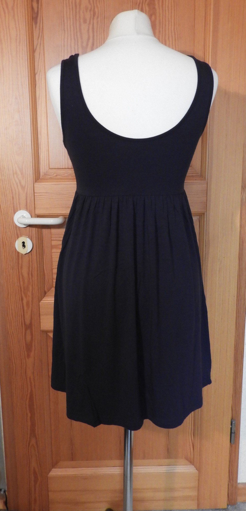 blaues schlichtes Kleid mit rundem Ausschnitt vorne & hinten