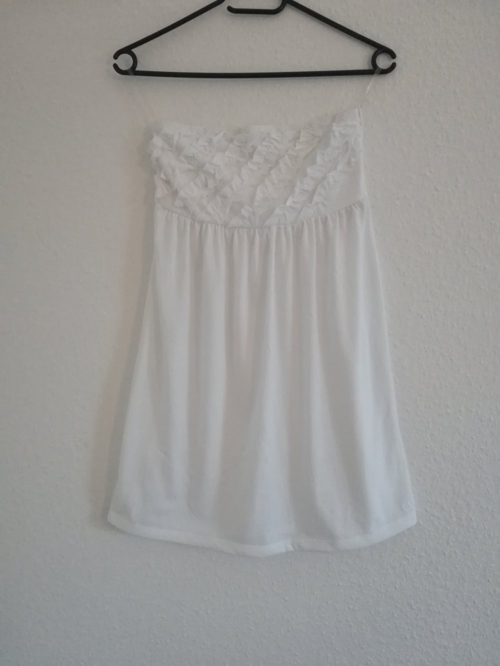 weißes Sommerkleid mit Rüschen, trägerlos