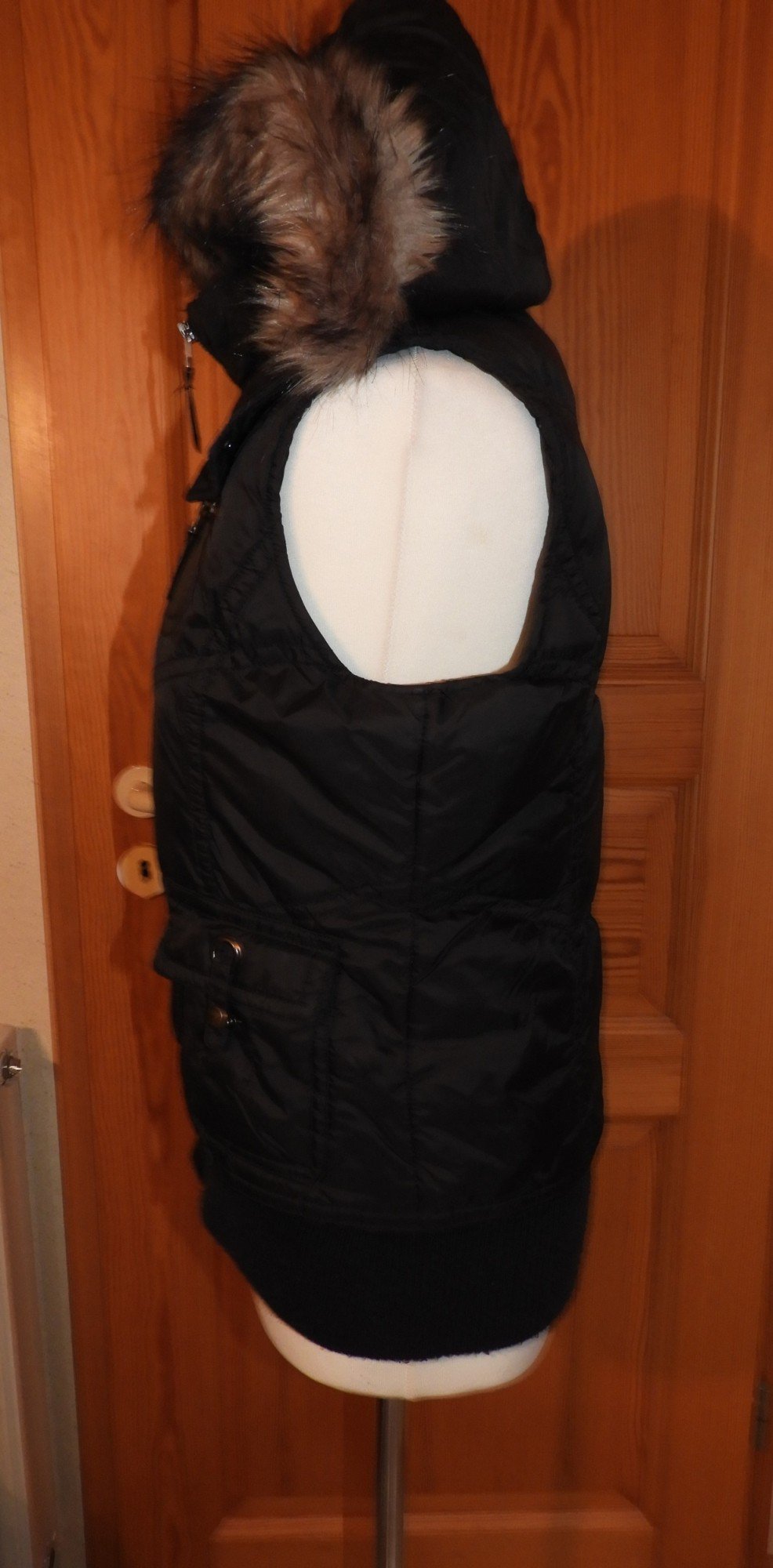 schwarze Weste mit Kaputze (Fellkragen abnehmbar)