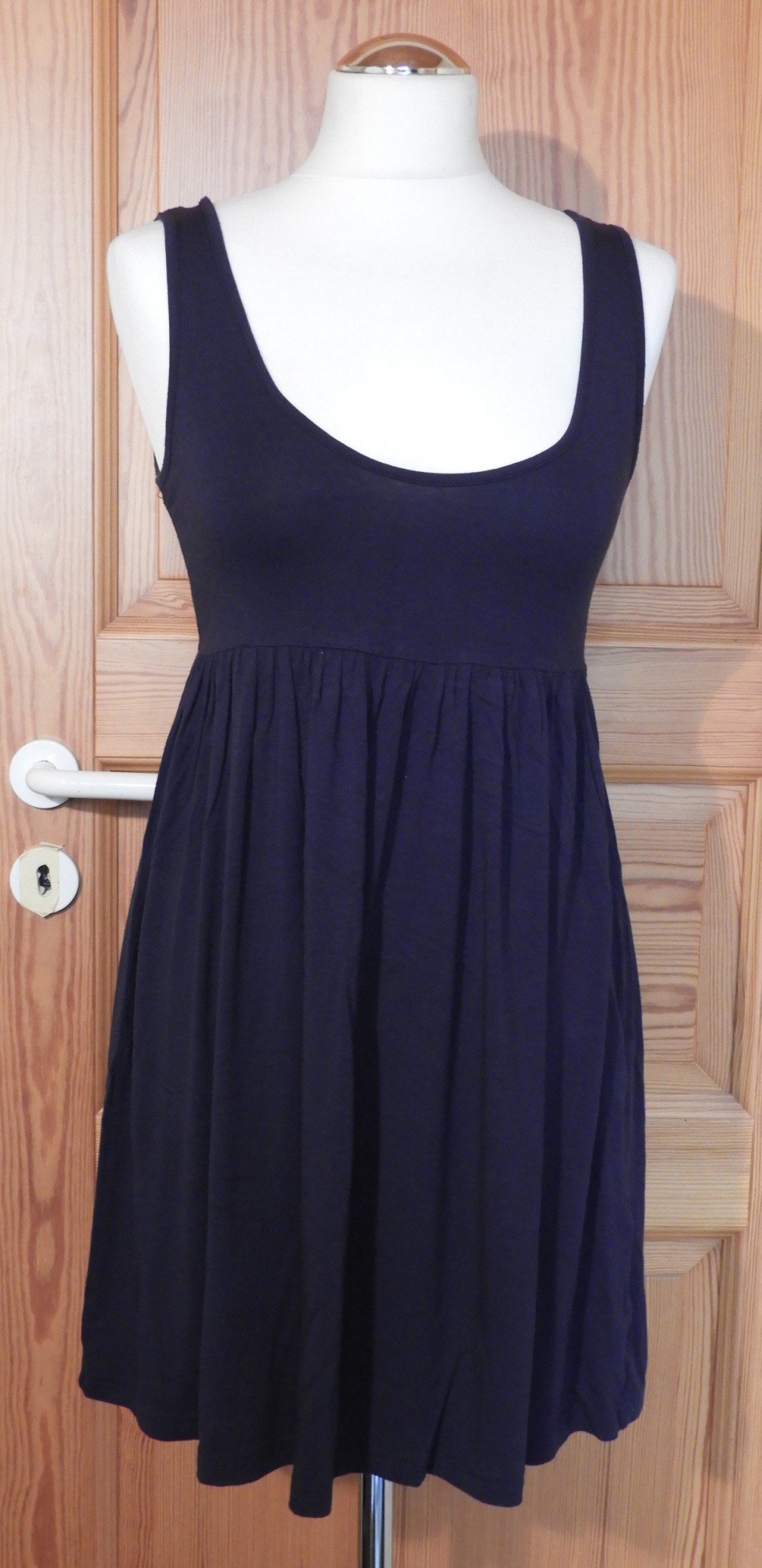 blaues schlichtes Kleid mit rundem Ausschnitt vorne & hinten