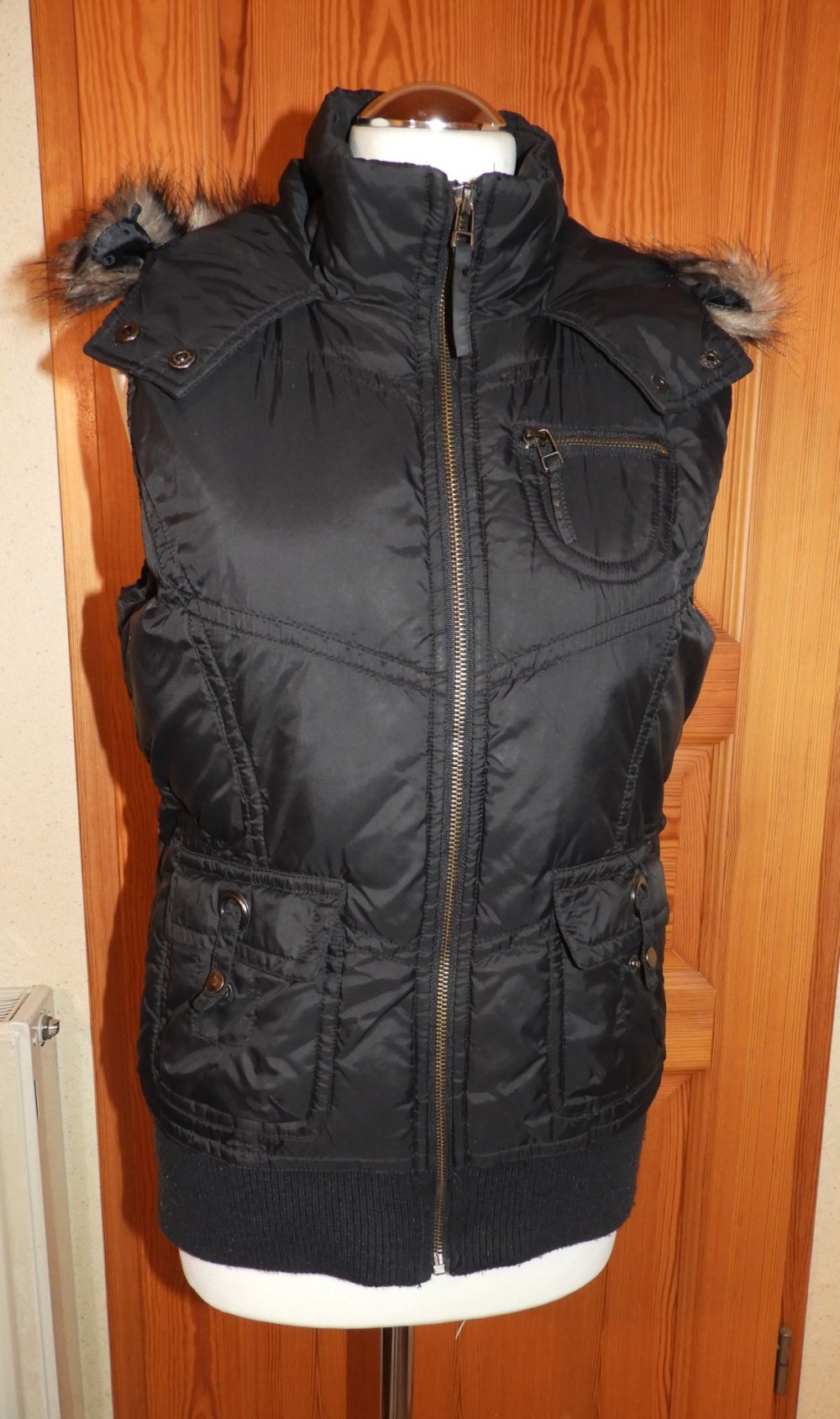 schwarze Weste mit Kaputze (Fellkragen abnehmbar)