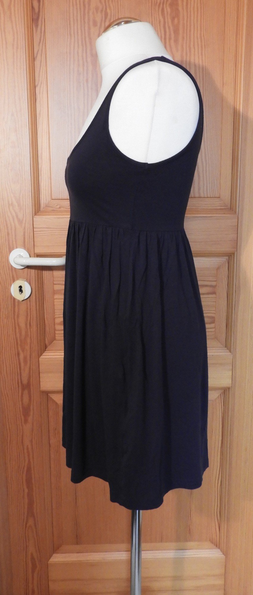 blaues schlichtes Kleid mit rundem Ausschnitt vorne & hinten