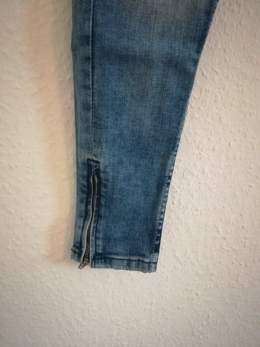 High Waist Jeans mit Reisverschluss am Bein