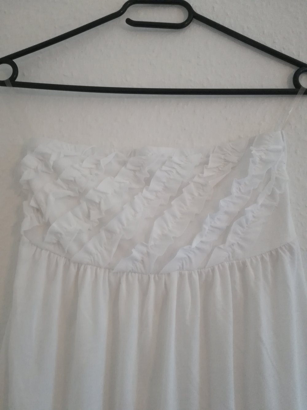 weißes Sommerkleid mit Rüschen, trägerlos