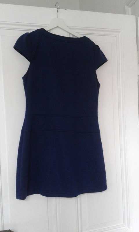 Dunkelblaues Kleid mit Zierknöpfen, 60er Jahre Schnitt