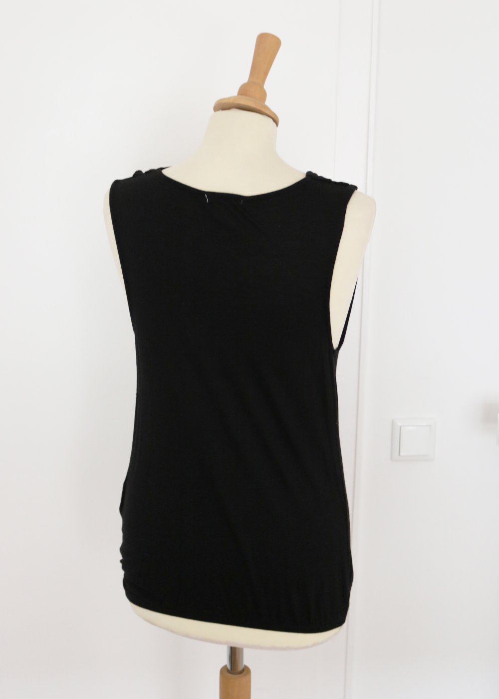 Amisu schwarzes Top mit Wasserfallausschnitt S