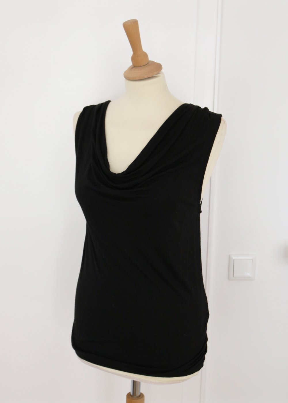 Amisu schwarzes Top mit Wasserfallausschnitt S