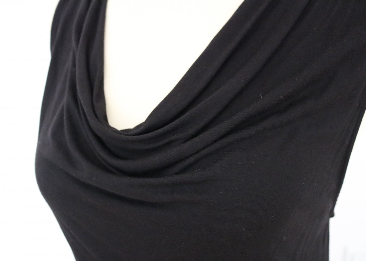 Amisu schwarzes Top mit Wasserfallausschnitt S