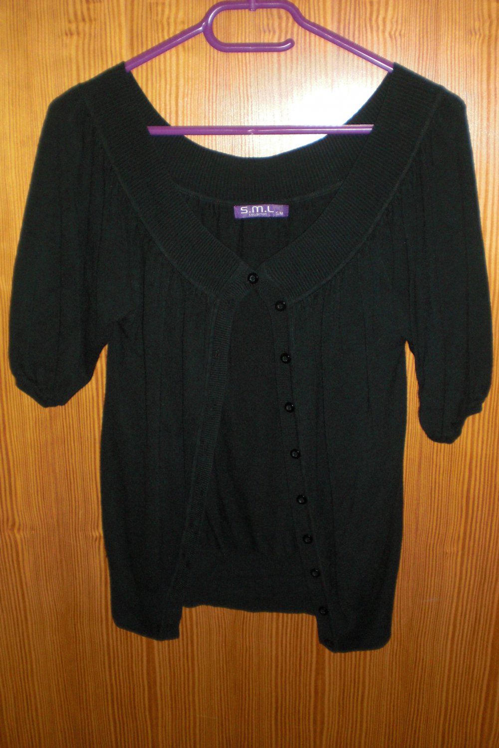 schwarzer Cardigan, geknöpft