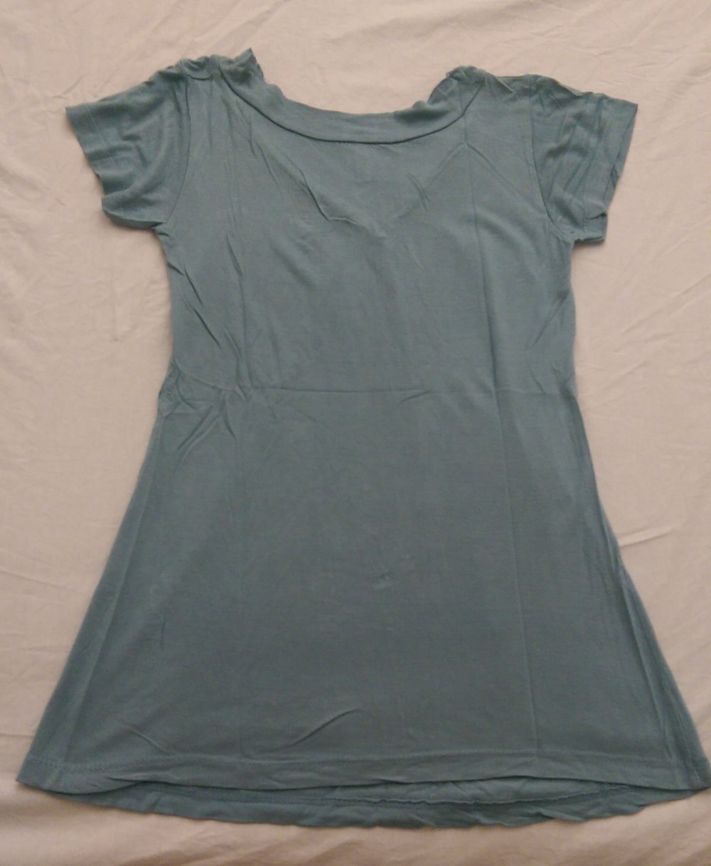 grau-blaues Shirt mit V-Ausschnitt und Raffung