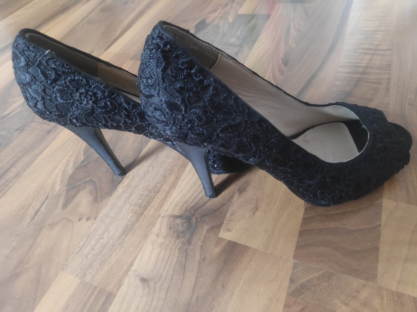 Schwarze High Heels mit Muster