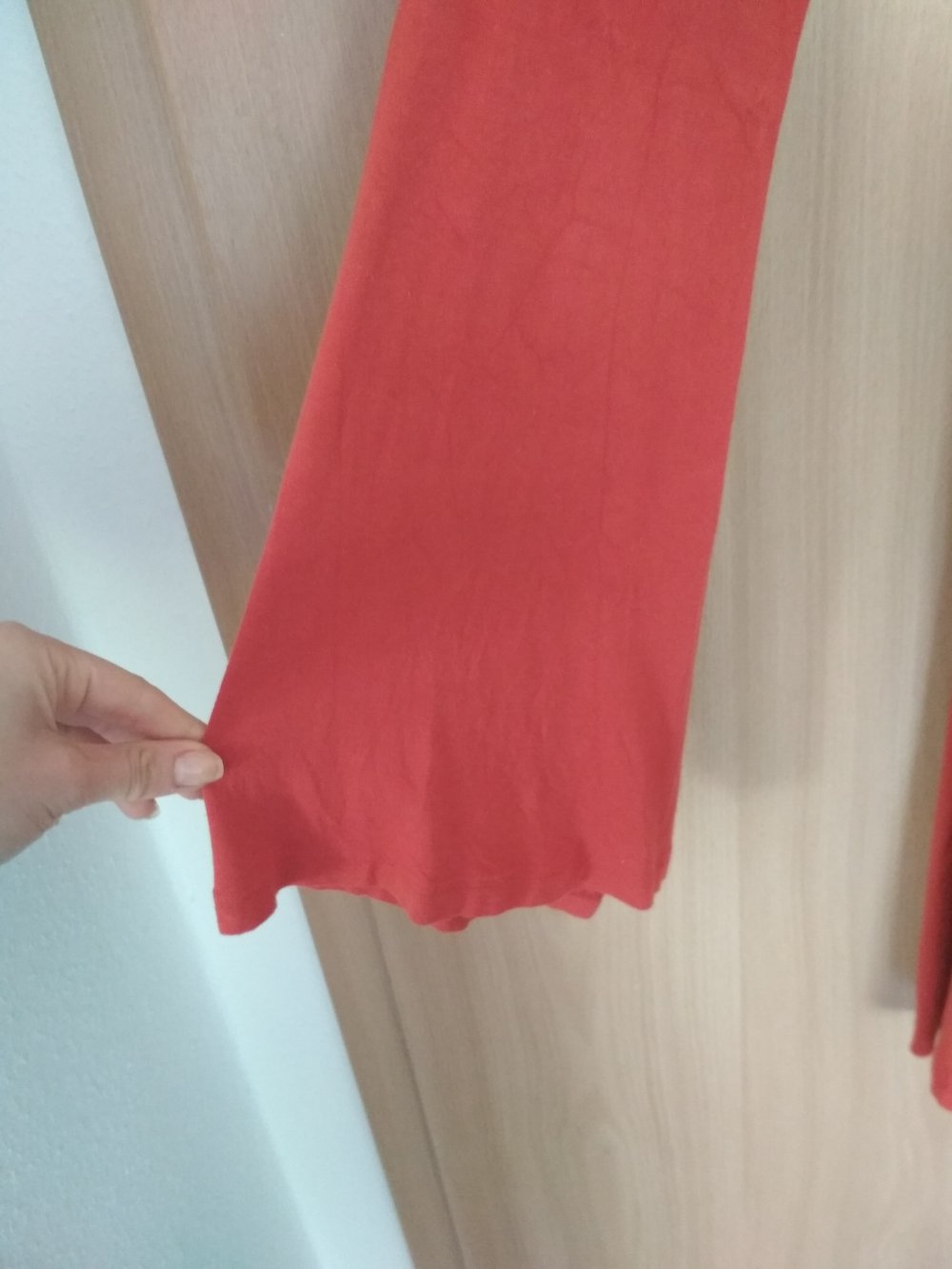 Orangenes Kleid mit Trompetenärmeln