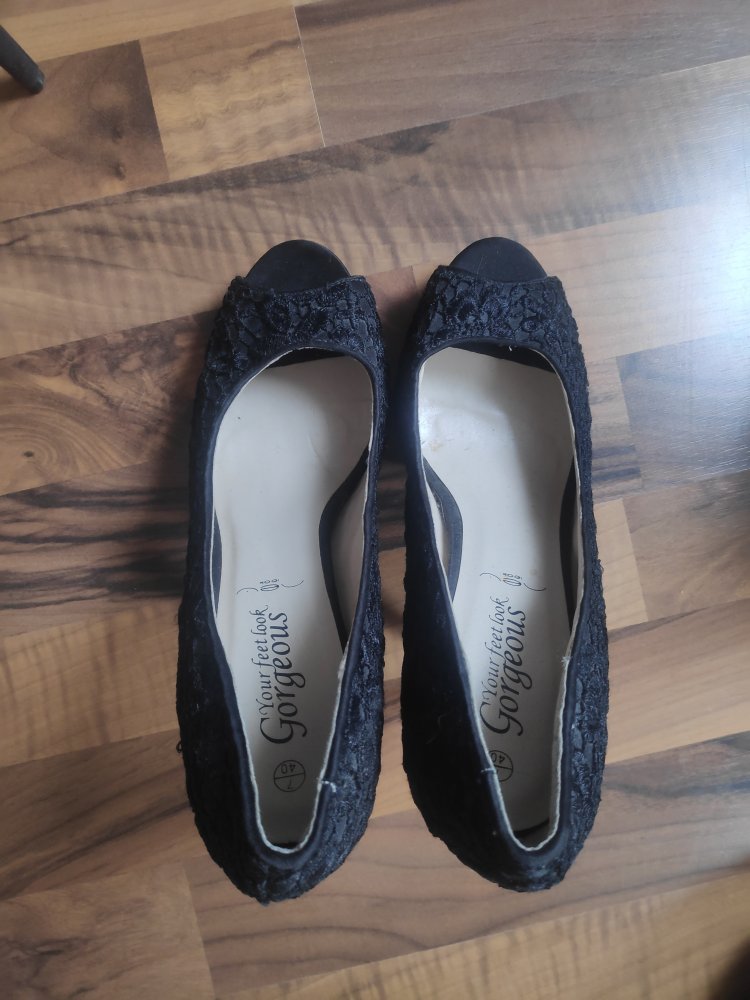 Schwarze High Heels mit Muster