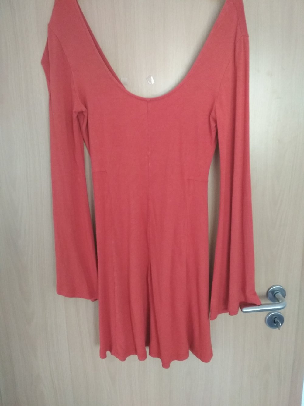 Orangenes Kleid mit Trompetenärmeln