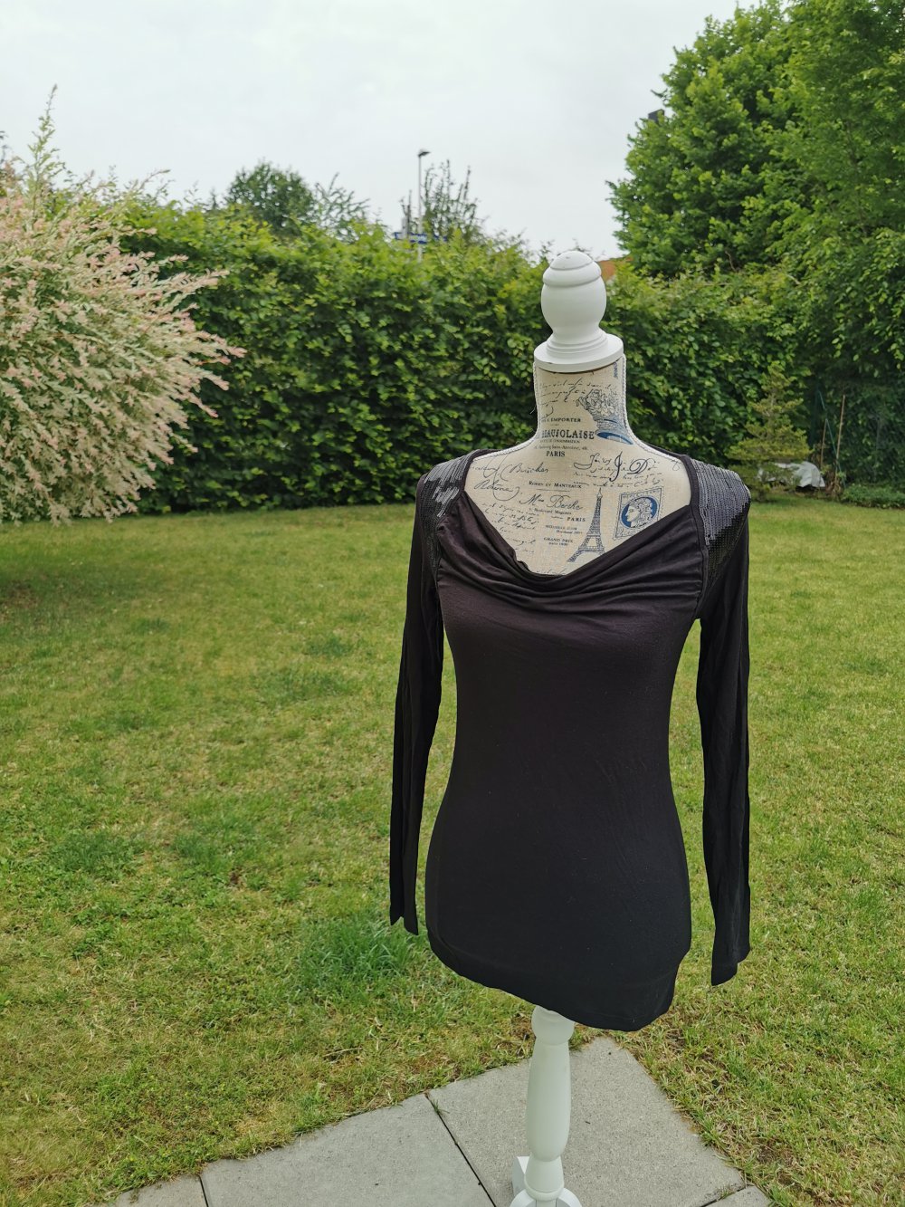 Schwarzes Shirt mit Pailetten 