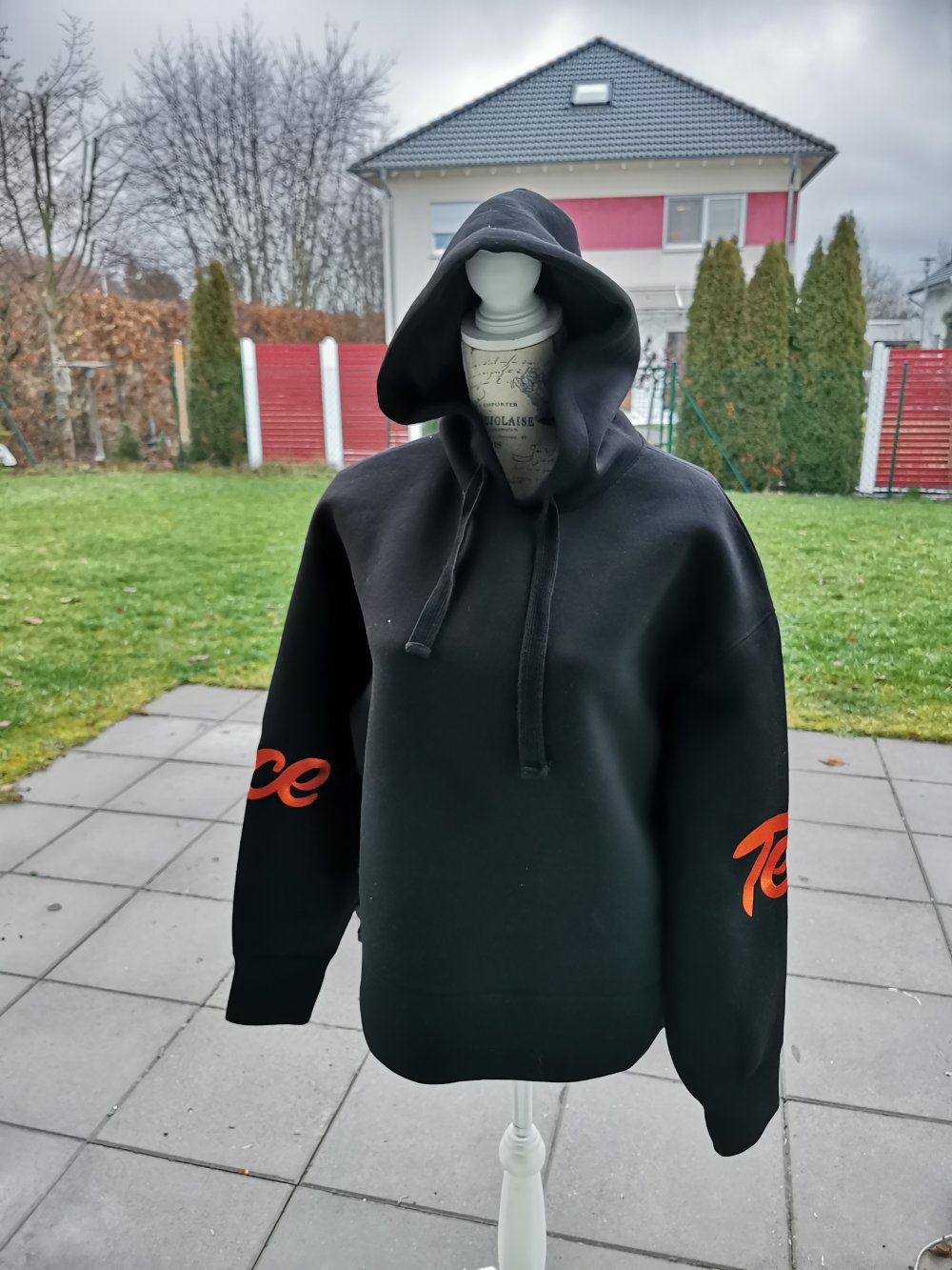 Ausverkaufter ACE Tee Hoodie von H&M 